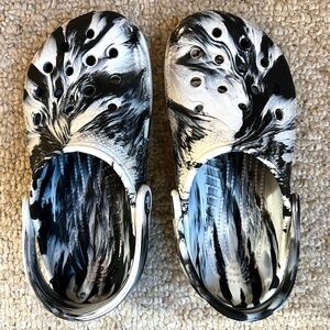 Kids Marbled Crocs J1 Black White Swirl + 4 Jibbitz Charms (3 Glow Dinos!)
